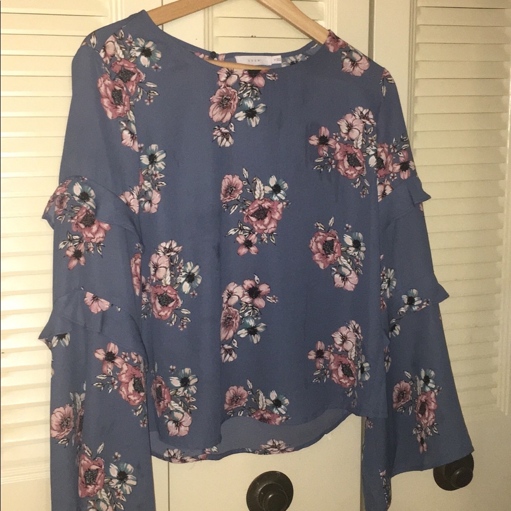 Long flow arm top with nice pastel colors 💕